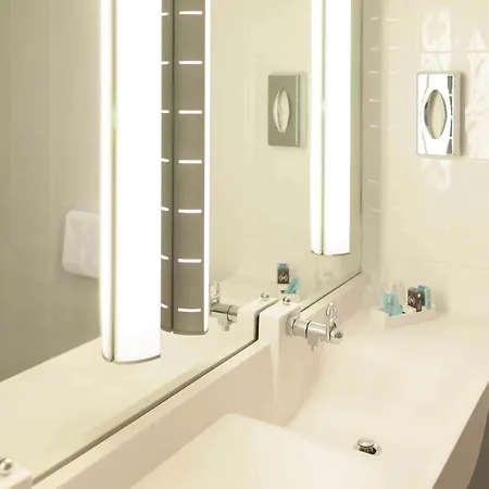 فندق Novotel Centre 4*